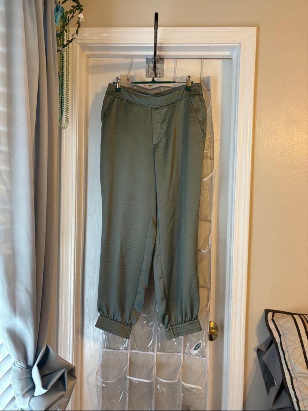 NWOT Vera wang satin like sage green jogger pants size medium.